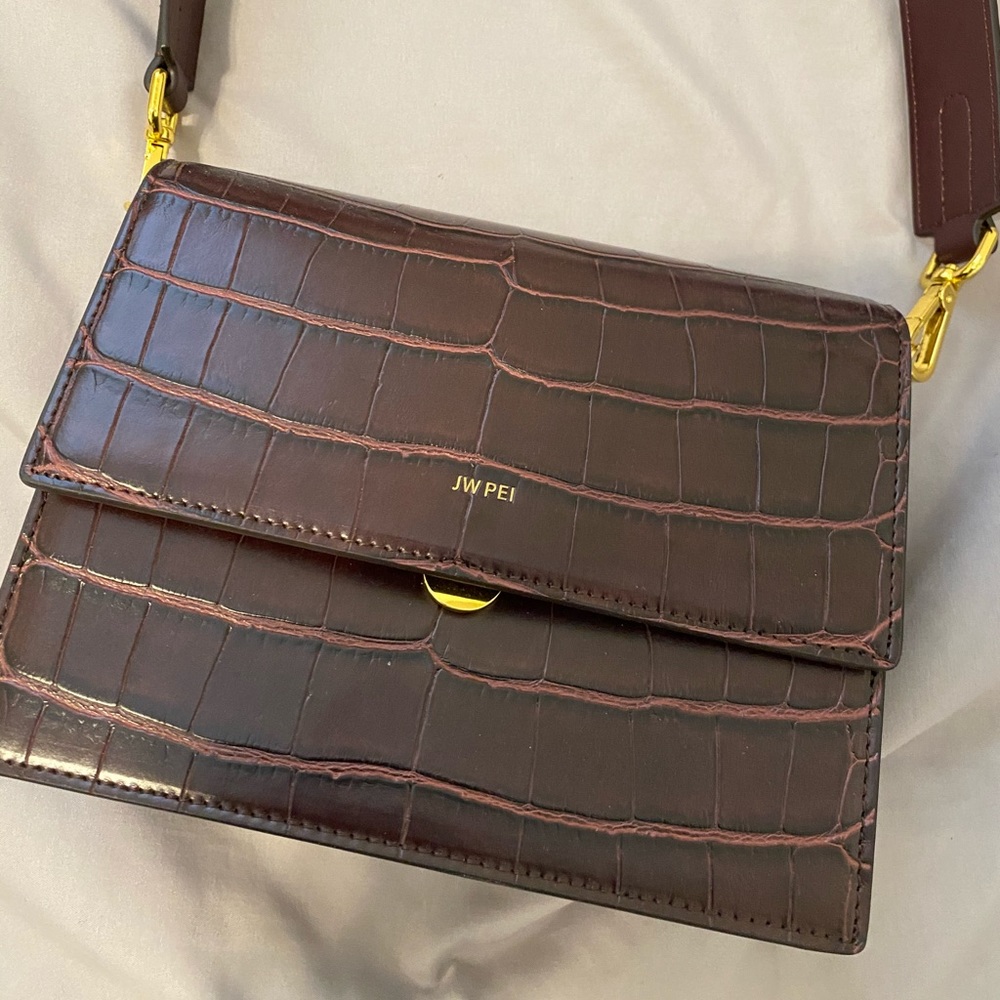 Shoulder bag.